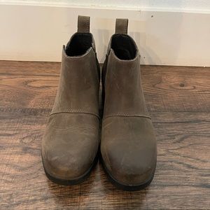 EMELIE™ CHELSEA Color: GRAPHITE/BLUE
Size: 7.5